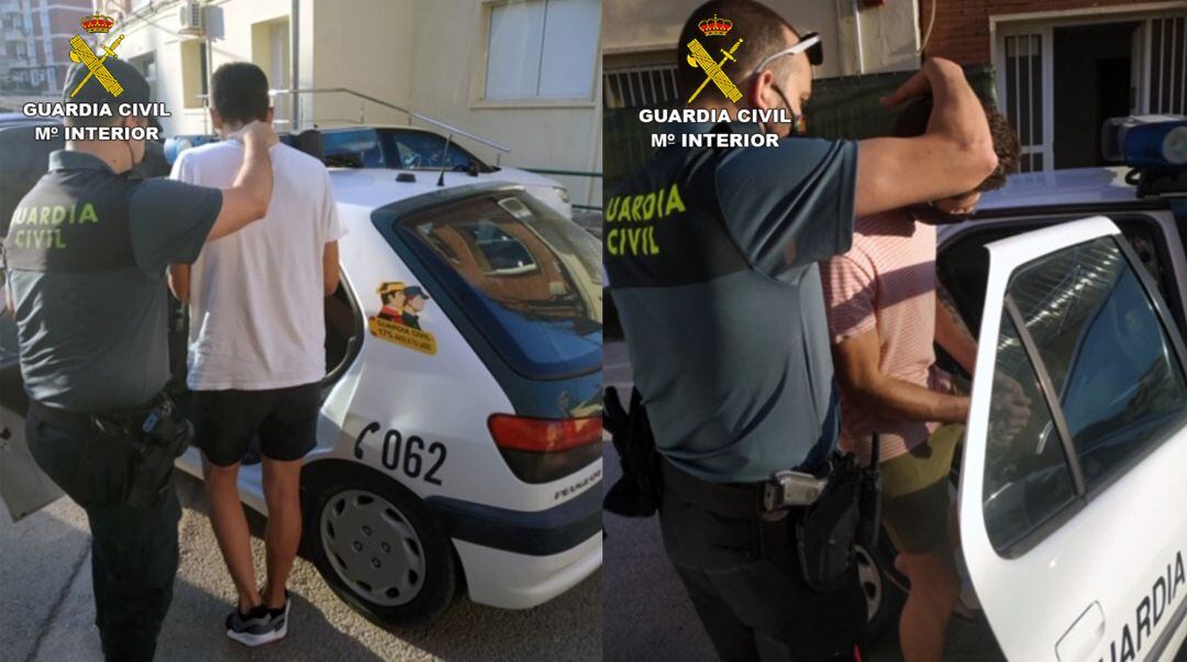 Los detenidos son introducidos en el vehículo de la Guardia Civil