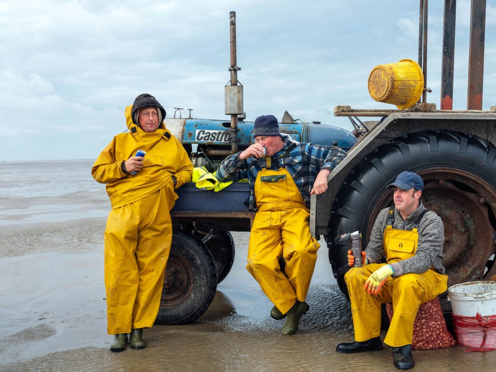 Un grupo de pescadores de berberecho, en Flookburgh (Reino Unido).