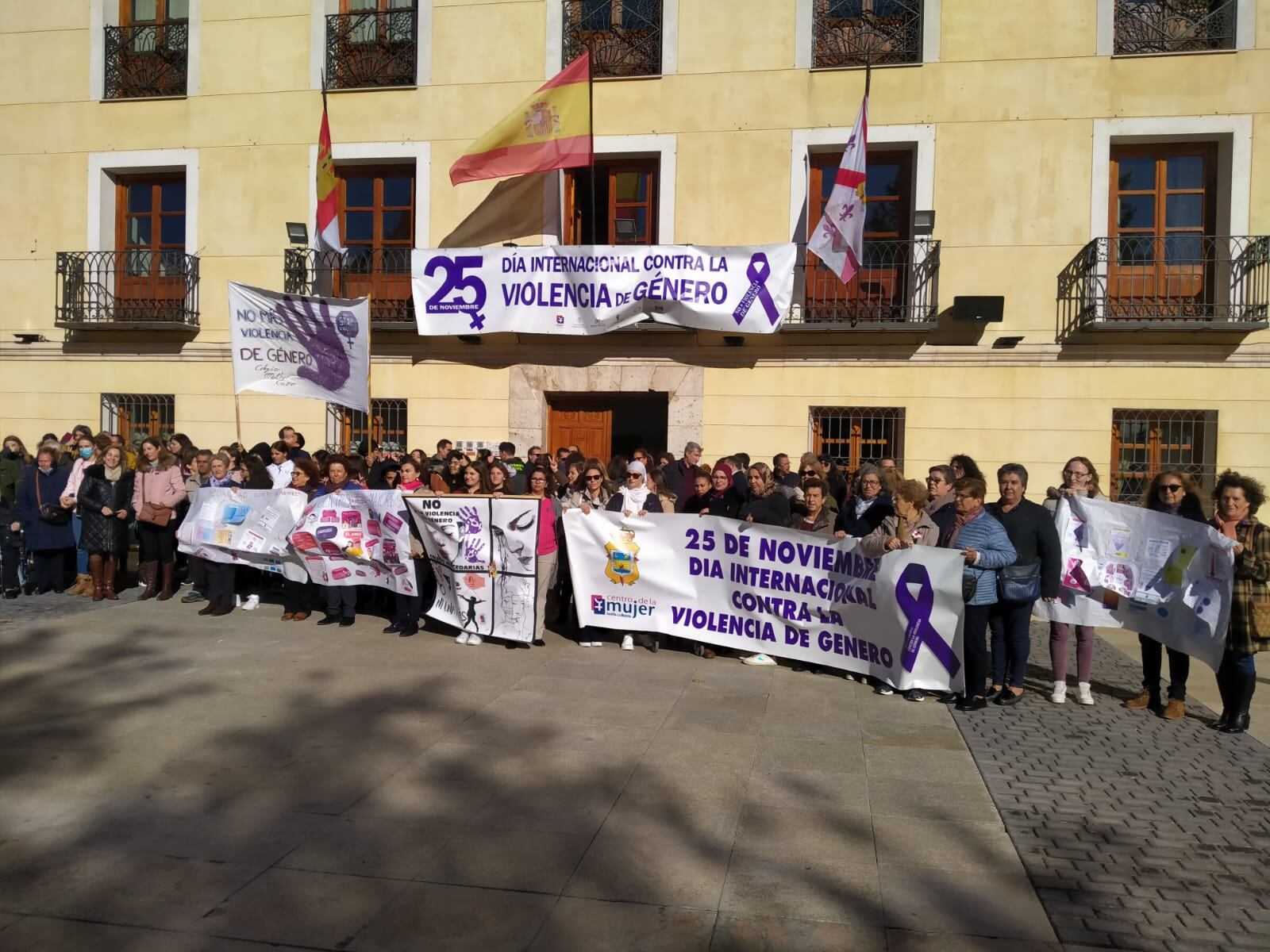 Concentración 25N en Tarancón (Cuenca) en la Plaza del Ayuntamiento