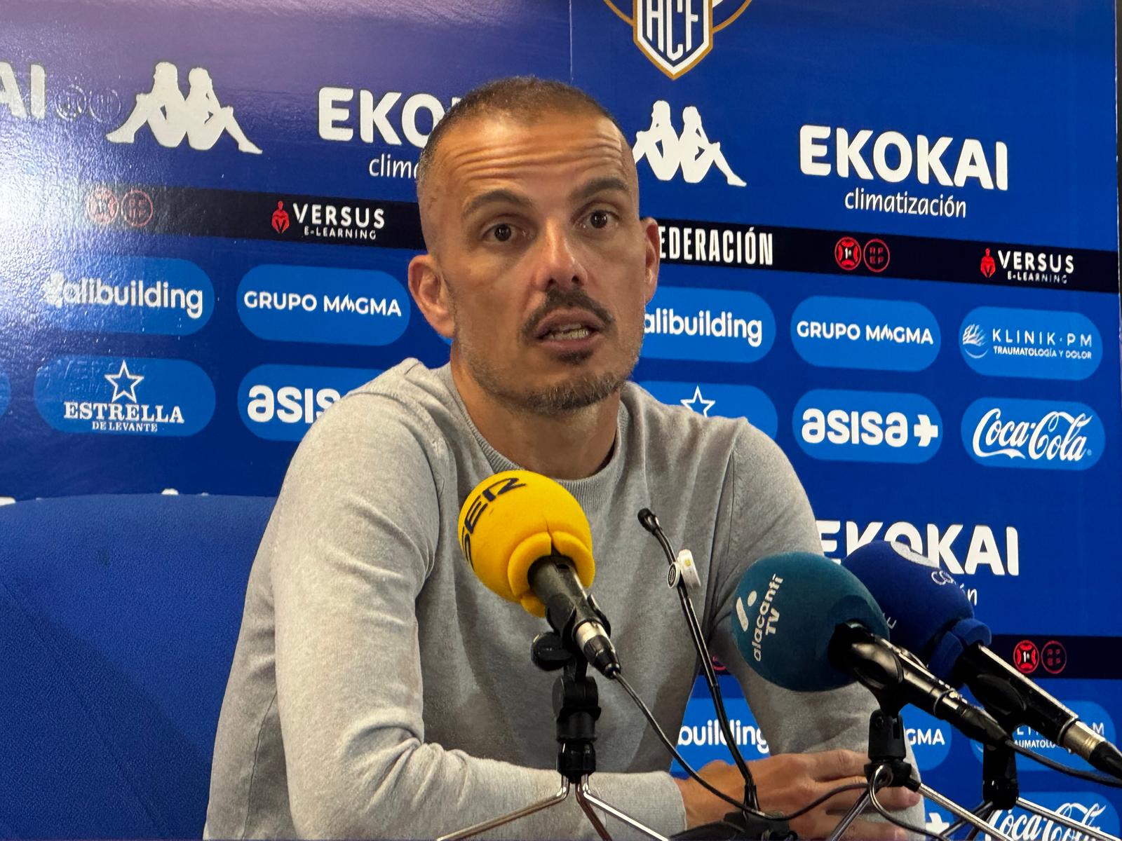 Beto Company, entrenador del Hércules, en la sala de prensa del Rico Pérez. Foto: Daniel Rodríguez