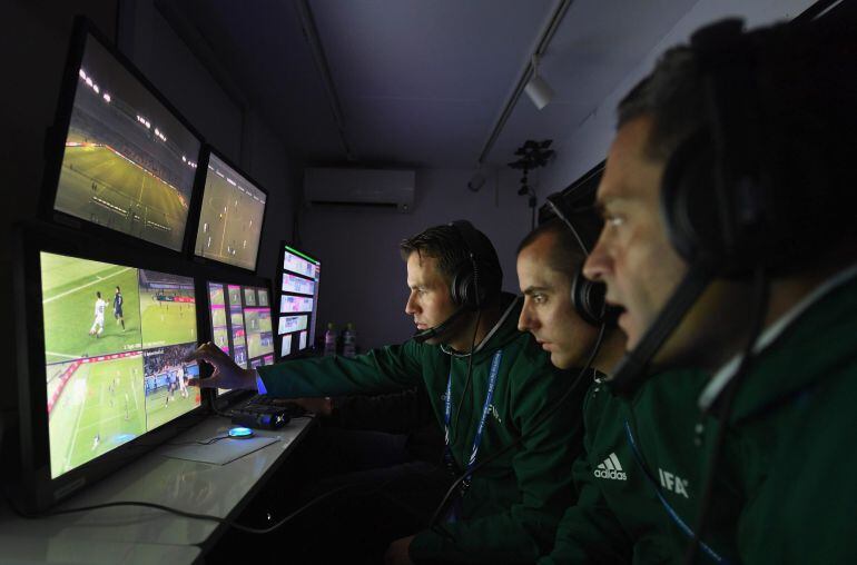 El árbitro y los asistentes de vídeo, durante el partido del Mundial de Clubes