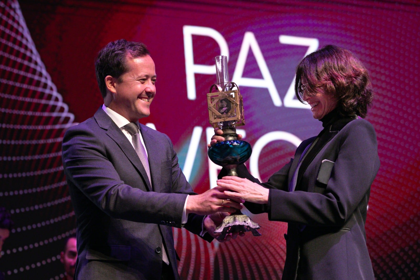 El alcalde de Toledo entregando el premio &#039;Alice Guy&#039; a Paz Vega