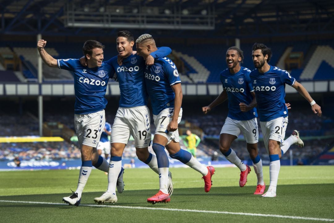 James Rodríguez celebrando su primer gol con el Everton en la Premier League ante el West Bromwich Albion. 