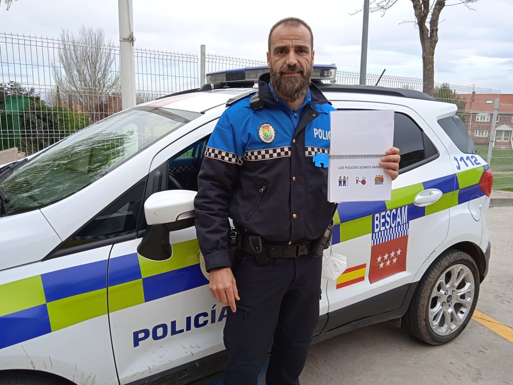 Agente Tutor de la Policía Local de Algete con el cuaderno para facilitar la comunicación con personas que padecen TEA