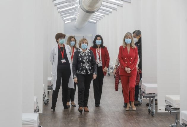 La consellera de Sanitat, Ana Barceló, y la de Justícia, Gabriela Bravo, han visitado las instalaciones del &#039;hospital de campaña&#039; construido junto al Hospital La Fe en València