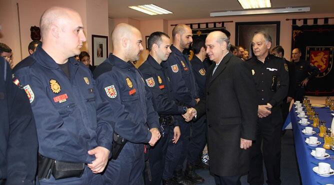 El ministro del Interior, Jorge Fernández Díaz, ha visitado la Unidad de Intervención Policial (UIP), en el centro policial de Moratalaz