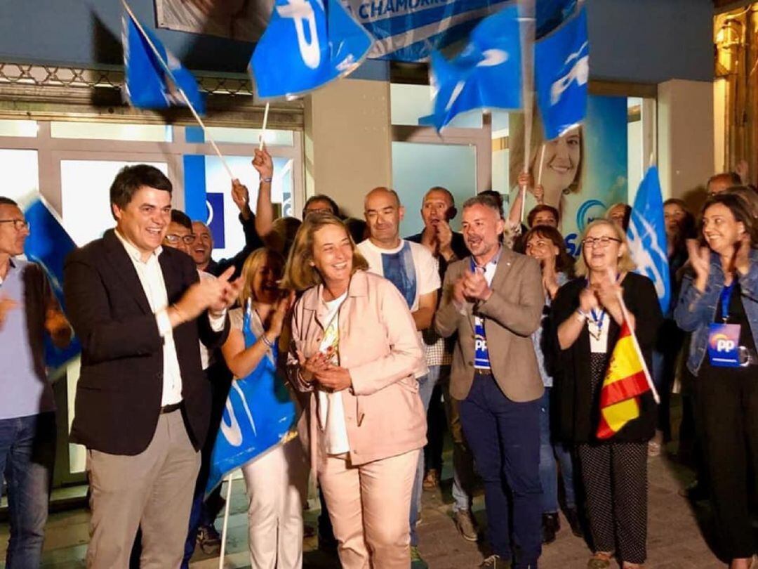 El presidente del PP de Motril, Carlos Rojas, celebra la victoria del Pp junto a la candidata, Luisa García Chamorro, concejales y militantes