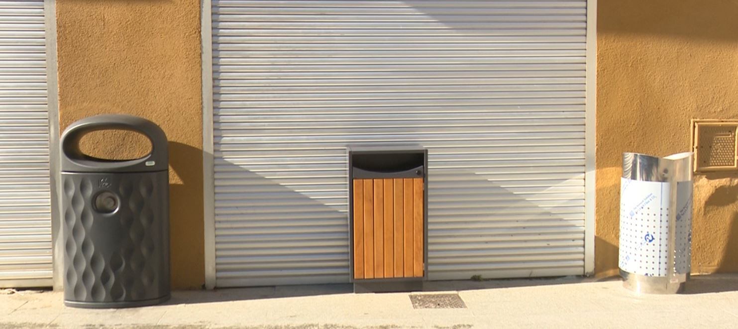 Tres modelos nuevos de papeleras que se instalarán por los distintos barrios de Gandia.