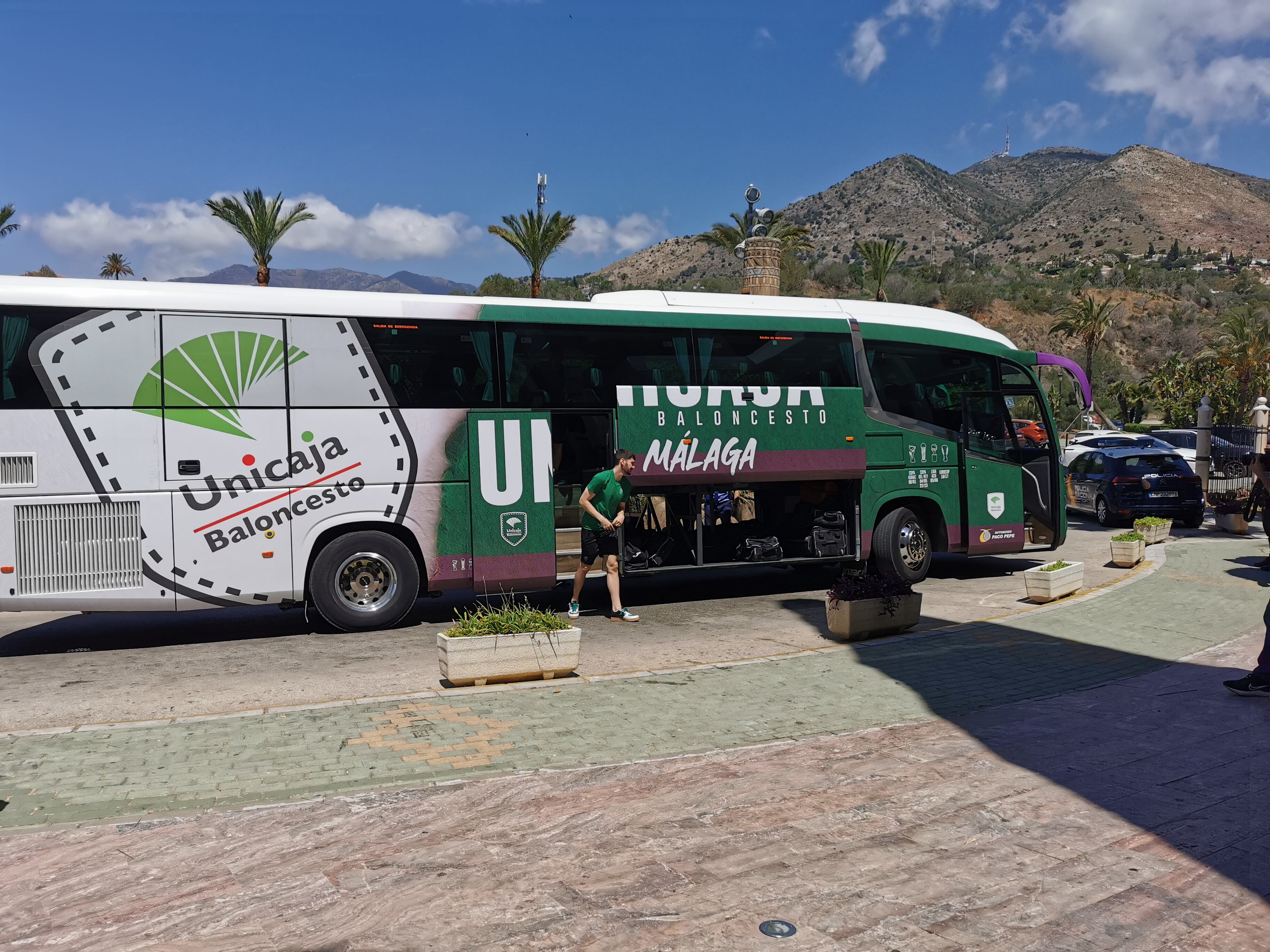 Los jugadores del Unicaja llegando al hotel de concentración en Benalmádena antes de la semifinal que disputará este viernes contra el Telekom Bonn