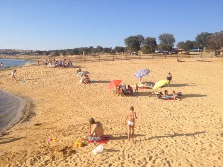 Playa de El Viso y zona de aparcamiento al fondo