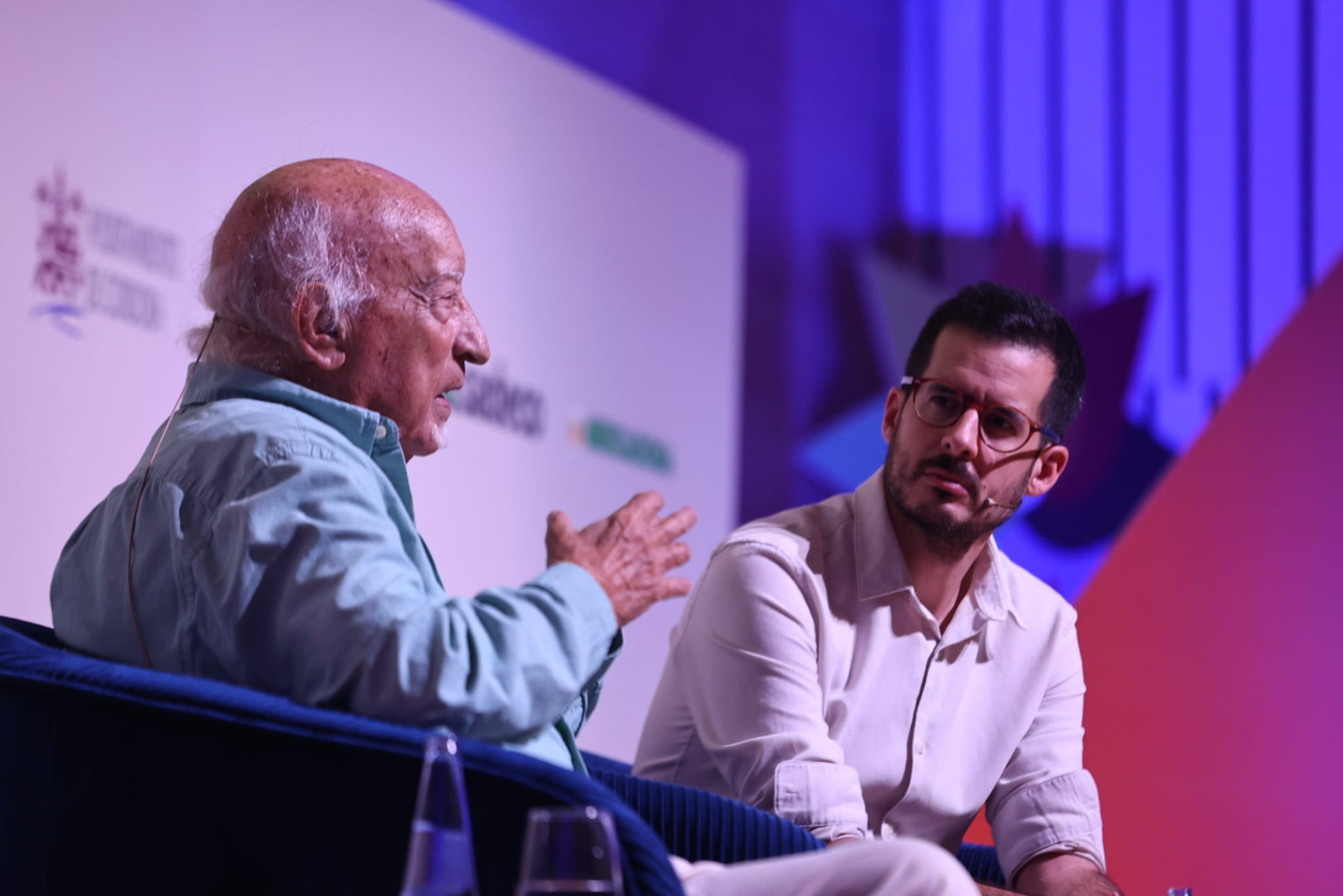 Manuel Vicent y José Luis Sastre en el congreso Sabiduría y Conocimiento.