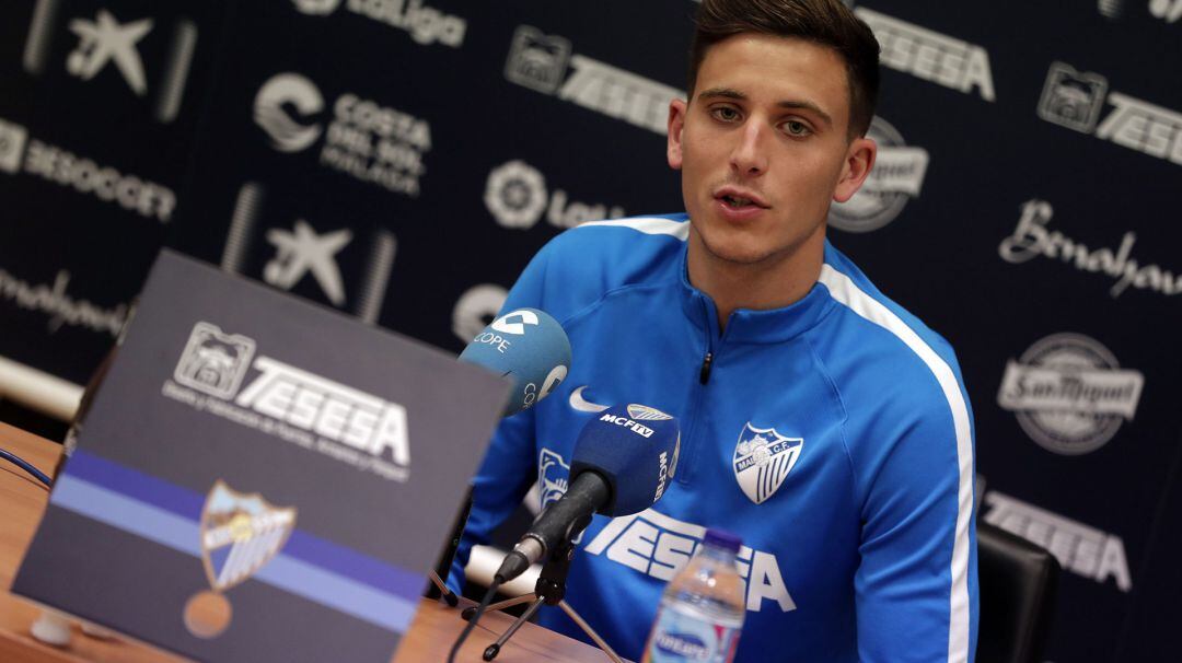 Pau Torres, contestando una pregunta en el estadio de atletismo