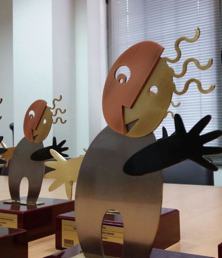 La escultura, Ali (por Alianzas), está elaborada por varias planchas que conforman una persona con los brazos abiertos