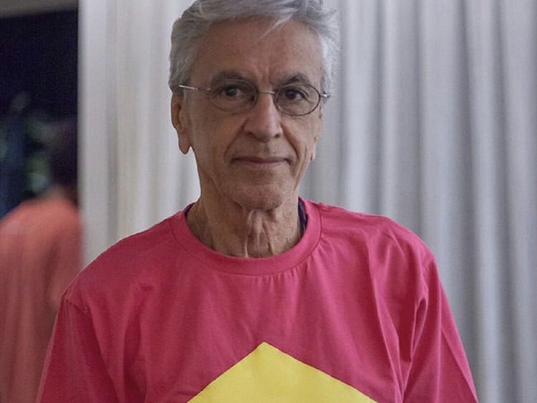 Caetano Veloso, vestido de rosa en señal de protesta