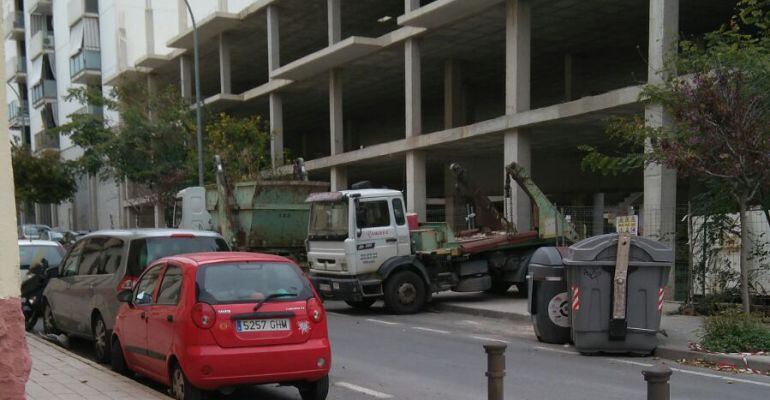 Un camión sale del edificio de Claudio Coello en tareas de limpieza durante esta Semana Santa.