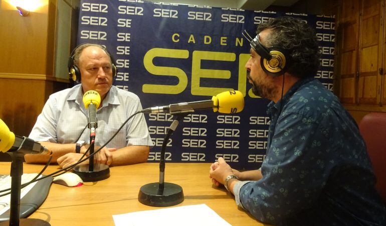 Antonio Santiago, en el estudio de Radio Sevilla, como protagonista del primer Cruz de Guía de la temporada 2016-2017