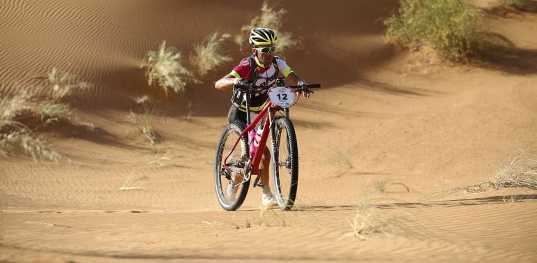 Diego Tamayo, pasando por las dunas de Erz Naigui.