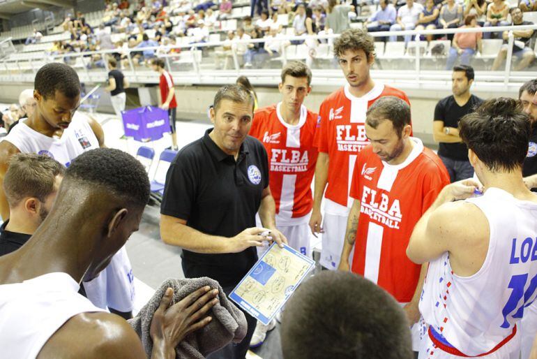 David Varela da instrucciones a sus jugadores