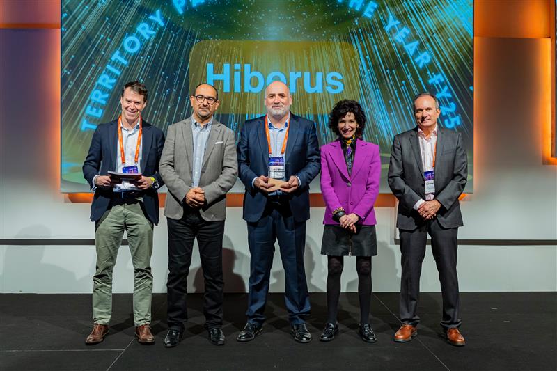 En la fotografía, de izquierda a derecha: Tomás de Lara Aguilar, Manager Channel Sales Iberia en Palo Alto Networks; Tarek Abbas, Senior Director, Technical Solutions en Palo Alto Networks; Eduardo Gistau, Global Head of Cybersecurity en hiberus; Patricia Murphy, Vice President, EMEA Ecosystems, Strategic Alliances and Channel en Palo Alto Networks y Jordi Botifoll, Vice President EMEA South & Emerging Palo Alto Networks.