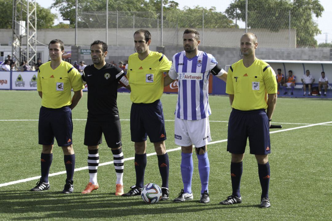 Paco Peña, junto a los árbitros y al capitán de At. Baleares