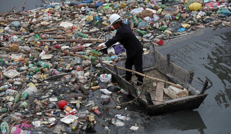 Barrera hecha para retirar la basura del rio Botas que desagua en la Bahia de Guanabara que será la sede de las pruebas olímpicas de vela el próximo agosto en Río de Janeiro (Brasil)