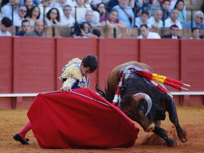 Ismael Martín, doblándose con el primer novillo de su lote