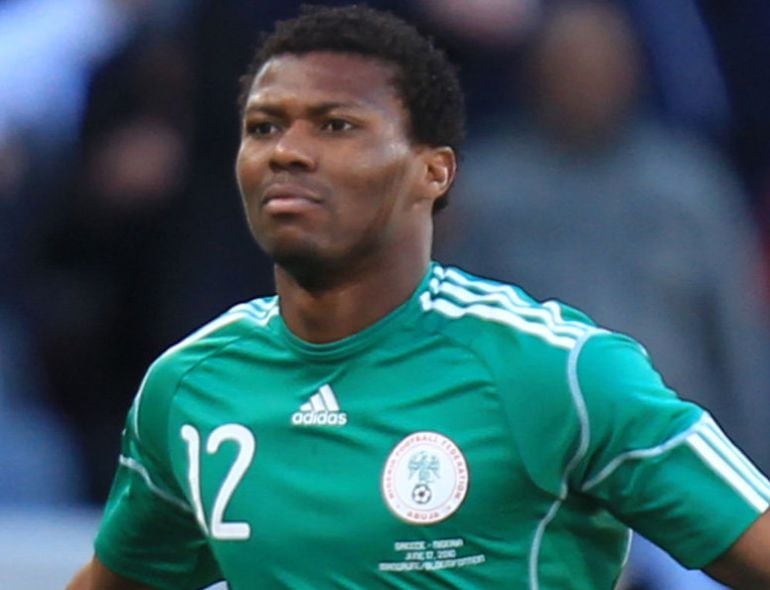 Kalu Uche marca con la selección de Nigeria