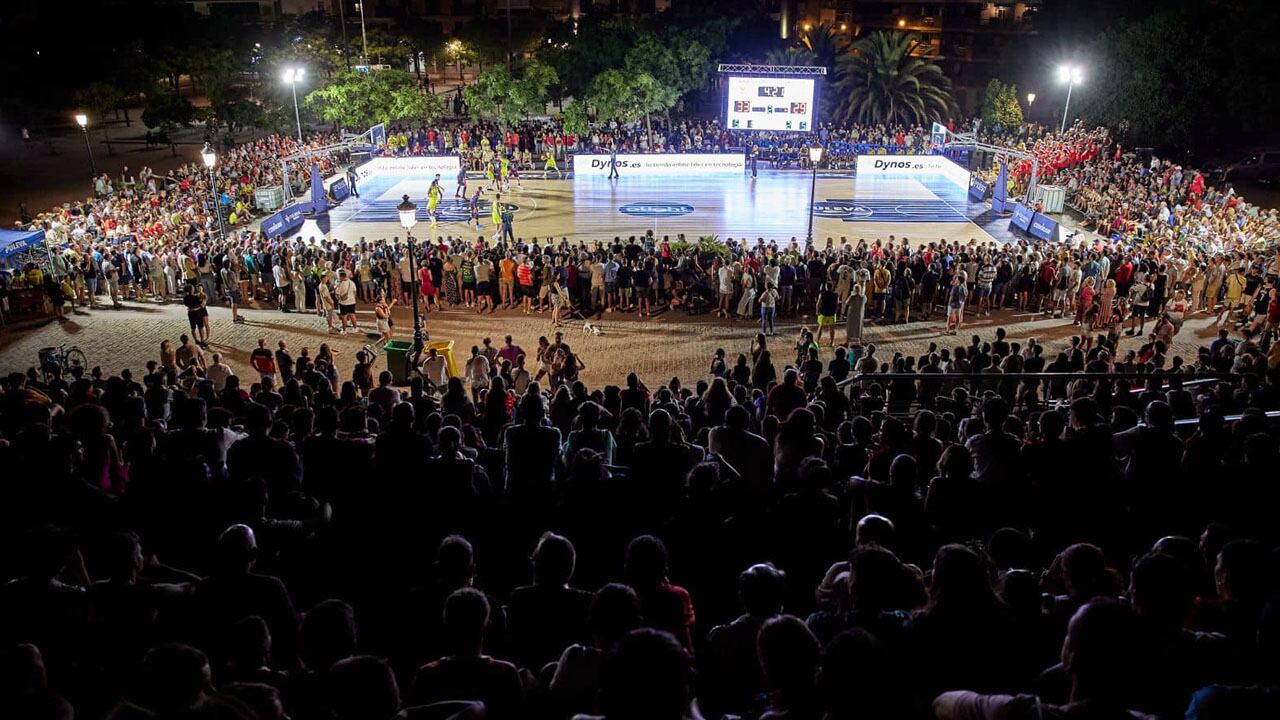 Partido de baloncesto en la calle entre el Covirán Granada y el Petro de Luanda