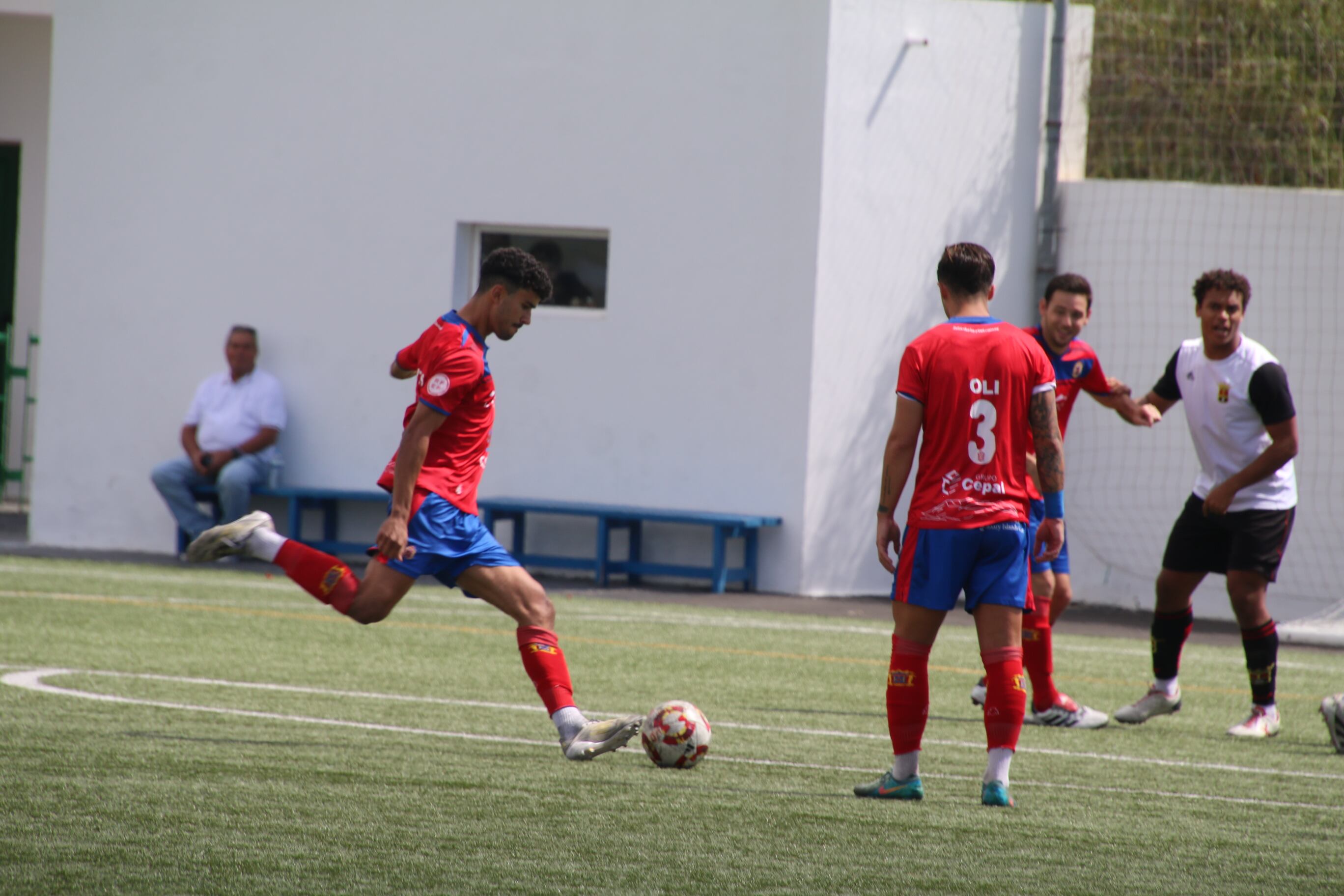 Disparo de la UD Lanzarote a la portería contraria.