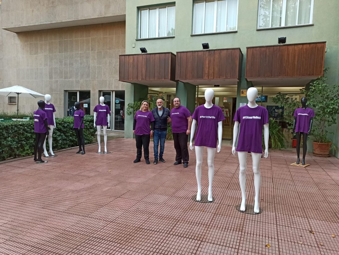 Maniquíes contra la violencia de género frente a la Casa de Cultura.