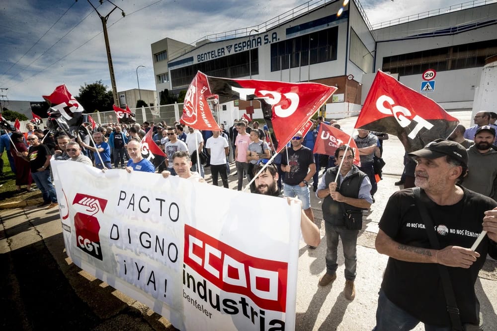 Los trabajadores se han manifestado a las puertas de la planta de Benteler en el Polígono de Villalonquejar