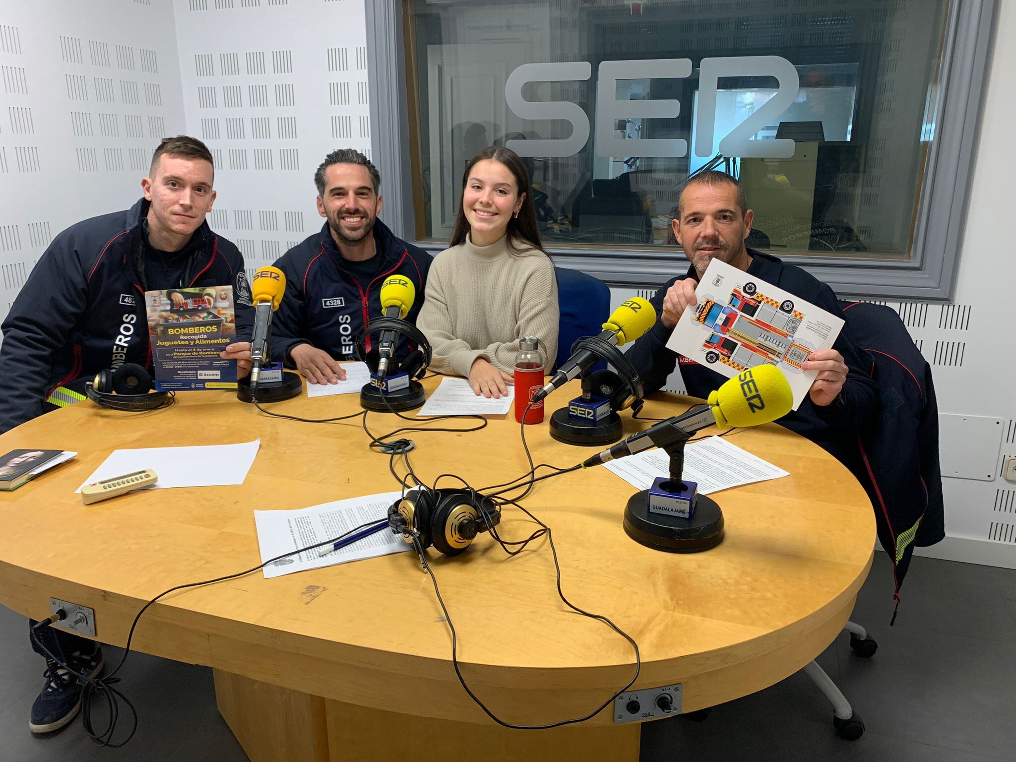 Bomberos de Guadalajara en los estudios de SER GU