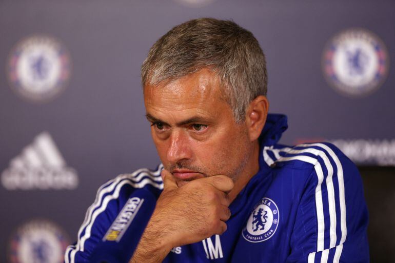 Mourinho, con la mirada fija durante una rueda de prensa