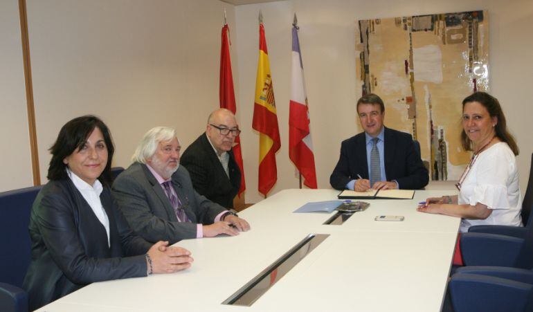 El alcalde, Jesús Moreno (de frente), en la firma de la renovación del convenio de colaboración con los representantes de ATREMO y AMI-3