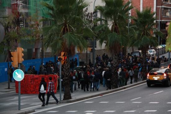 Moment en què els manifestants tallen el trànsit a la Travessera de Dalt, entre Torrent de les Flors i Escorial sentit Nord.