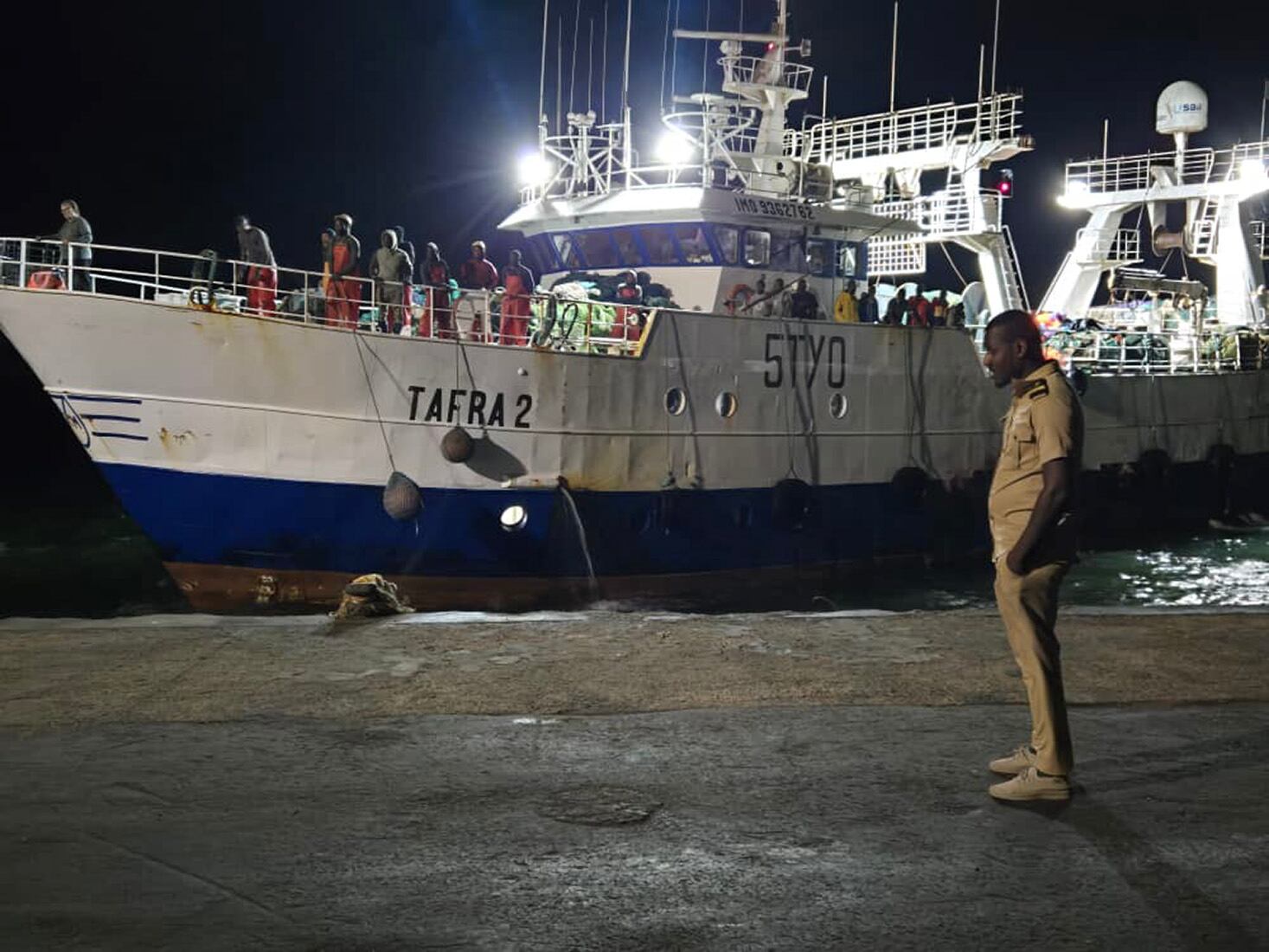 NUADIBU (MAURITANIA), 13/09/2025.- Llegada al puerto de Nuadibu (Mauritania) de los 21 tripulantes rescatados tras el hundimiento de un pesquero 'Tafra 3', de bandera mauritana, en aguas de Mauritania, tras una colisión registrada este viernes con el también pesquero 'Right Whale', con pabellón de Gambia. Tres españoles figuran entre los 21 tripulantes rescatados. EFE/ Guardia Costera mauritana -SOLO USO EDITORIAL/SOLO DISPONIBLE PARA ILUSTRAR LA NOTICIA QUE ACOMPAÑA (CRÉDITO OBLIGATORIO)-