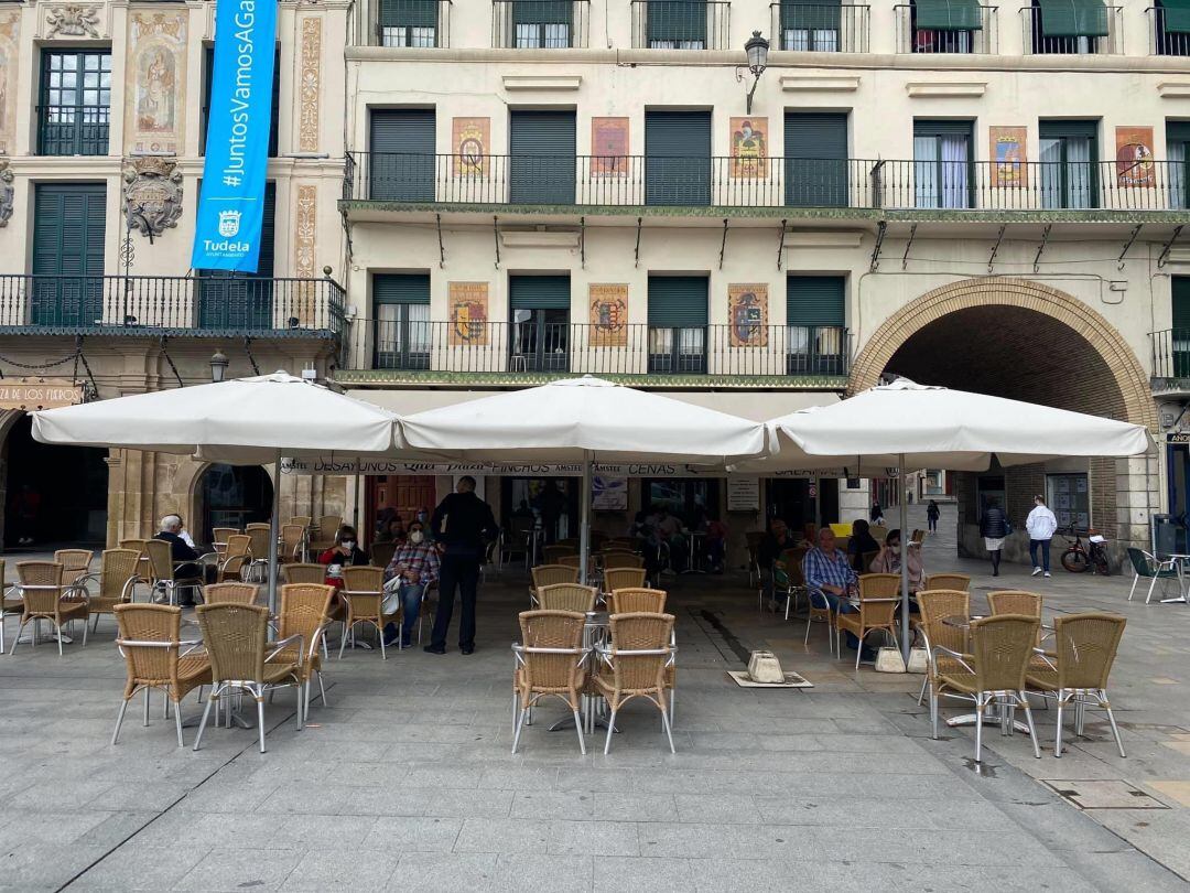 Veladores en la Plaza de los Fueros de Tudela