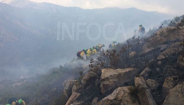 Efectivos del Infoca actuando, este fin de semana, en el incendio declarado en Tarifa.