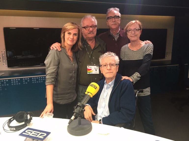 El escritor Jorge Martínez Reverte junto a su mujer Mercedes, Juanjo Millás, su hermano Javier Reverte y Gemma Nierga.