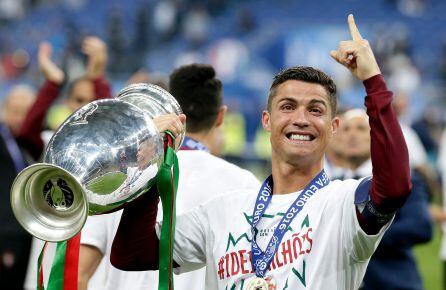 Cristiano Ronaldo levanta la copa de Campeón de la Euro