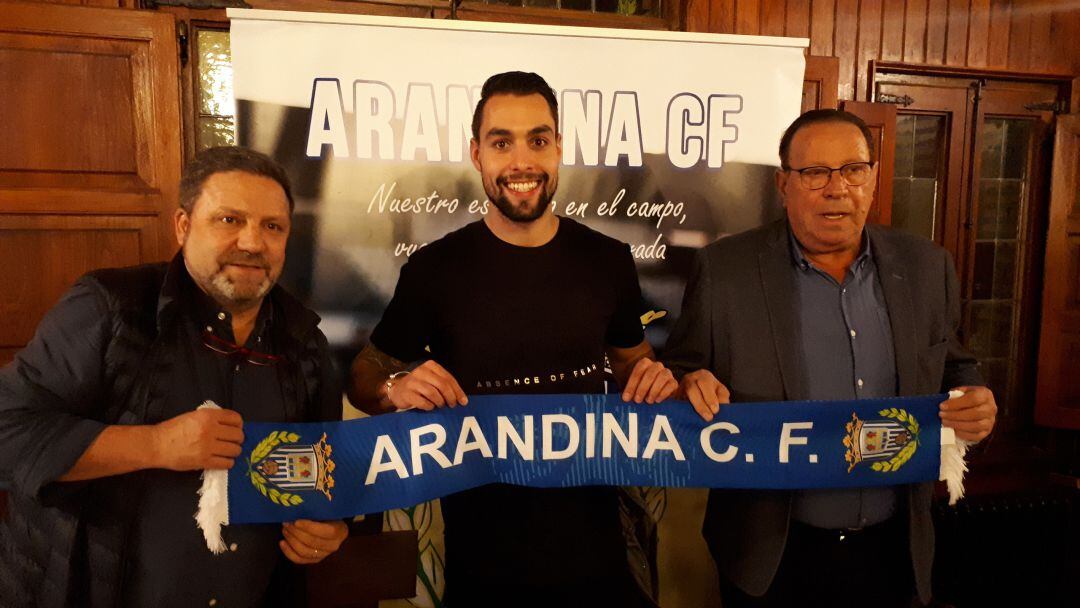 El delantero madriñeo, Rubo, acompañado por el presidente del club, Pedro García, y el gerente de Asador Casa Florencio, Rafa Miquel (i)