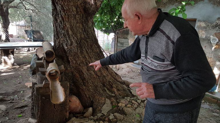 Felipe Ferreiro señala los restos de la tubería destrozada hace 32 años y por la que hoy volverá a correr el agua