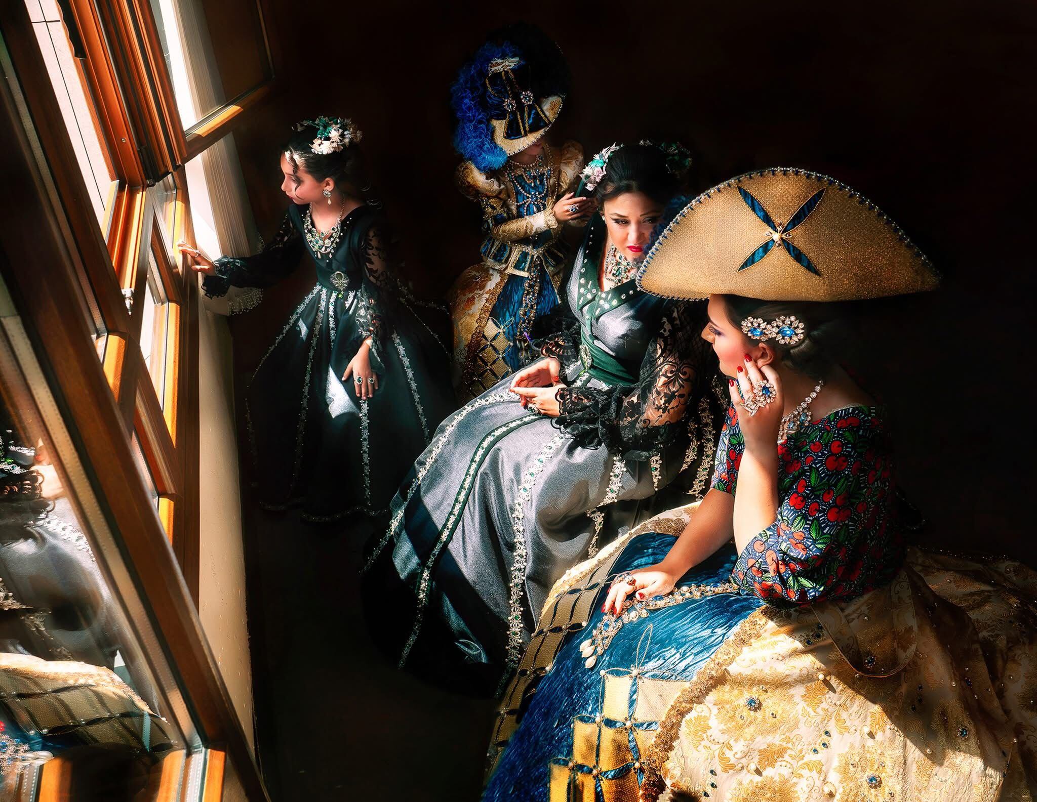 Las Abanderadas y las Rodelas en el despacho de Alcaldía el domingo de Moros.