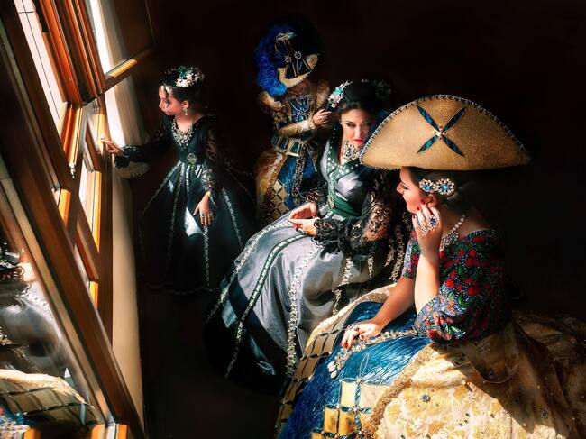 Las Abanderadas y las Rodelas en el despacho de Alcaldía el domingo de Moros.