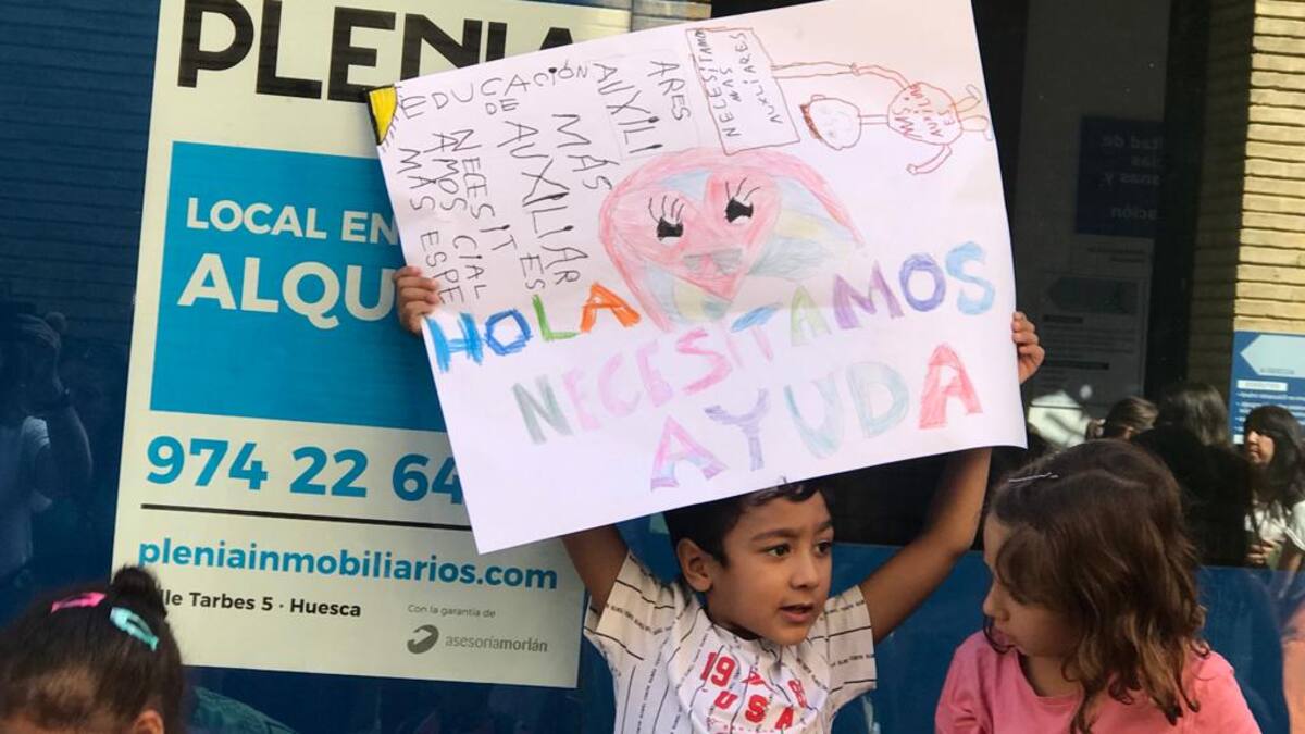 Los afectados por la falta de auxiliares de educación especial quieren crear una asociación