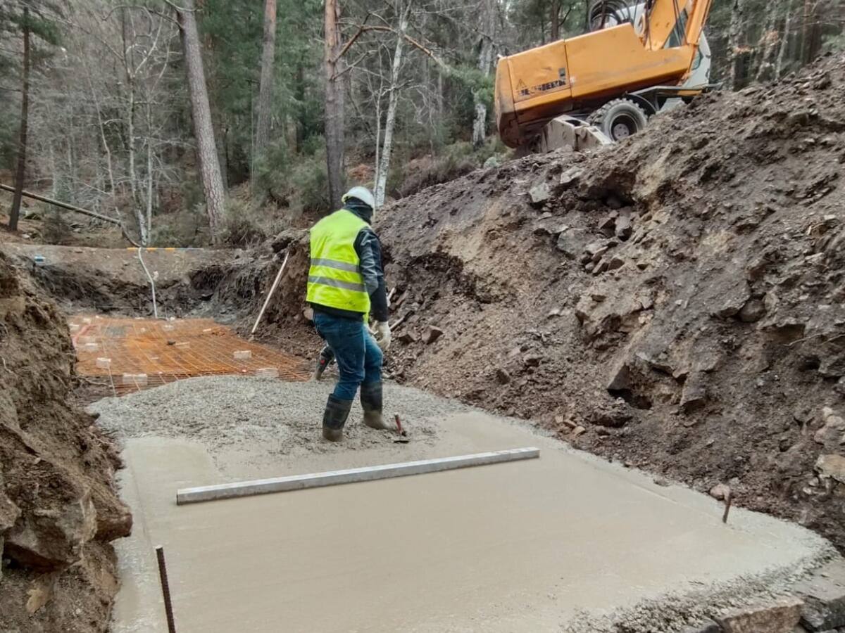 Las obras para reparar el gran socavón de la M-604 acabarán en tres semanas