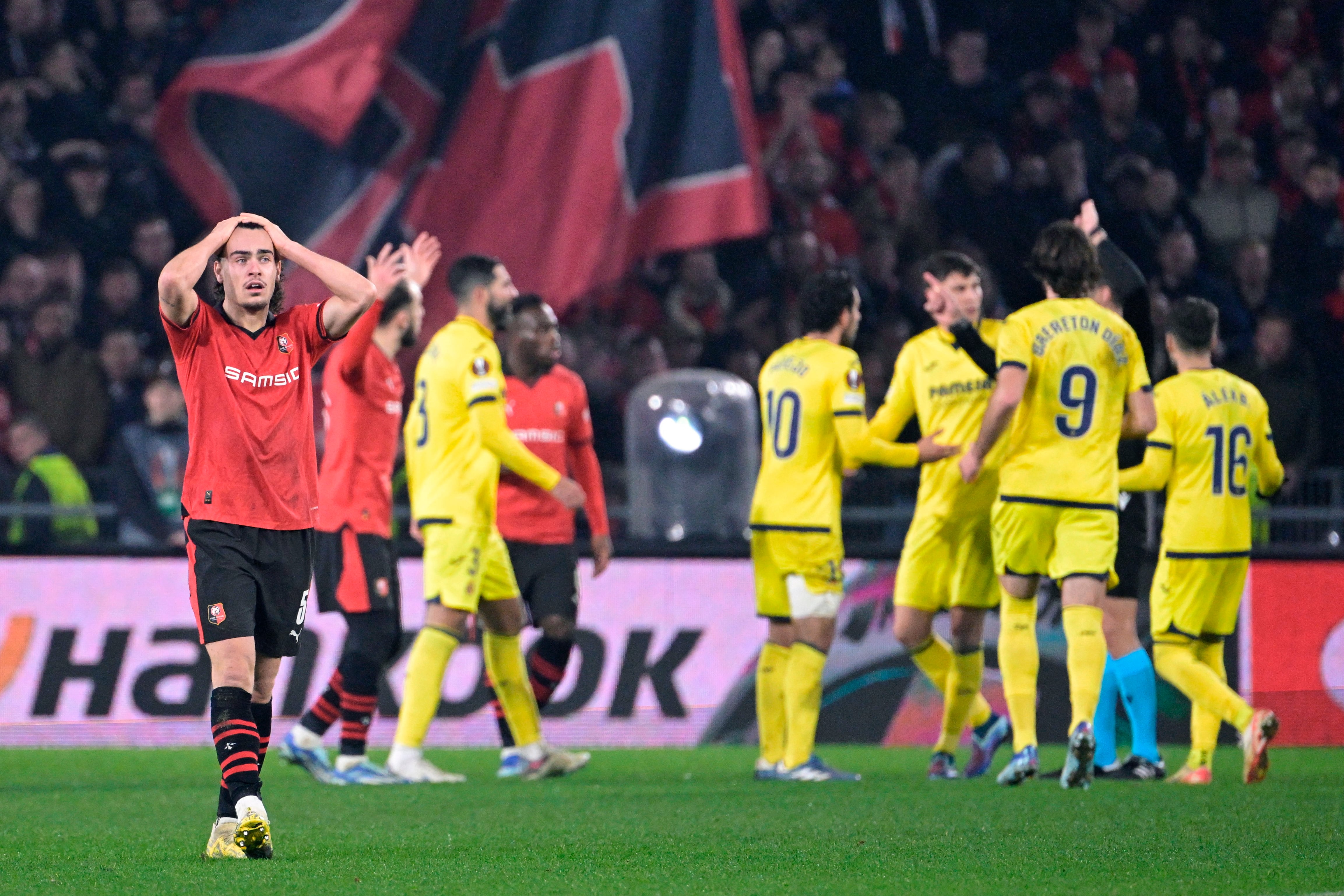 Los jugadores del Villarreal celebran la victoria tras el gol anulado al Rennes