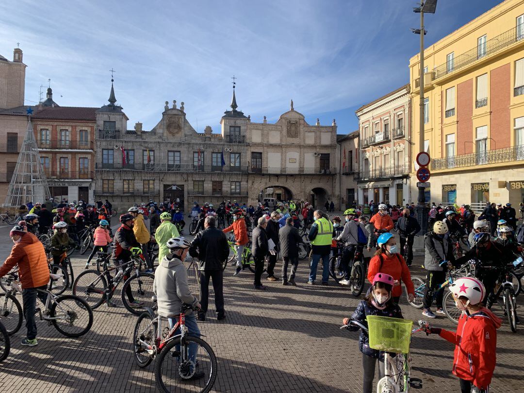 Participantes de la Marcha del Cochinillo minutos antes de iniciar el recorrido