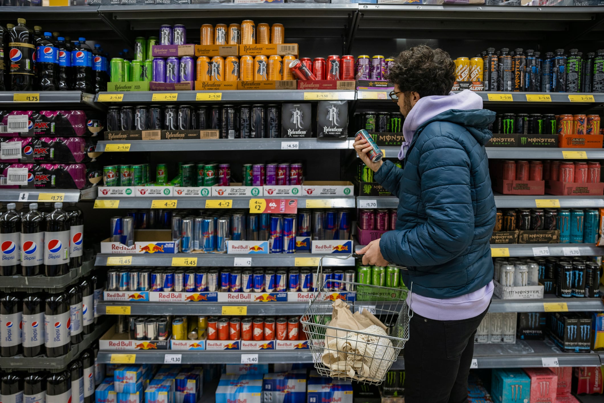 Estantes de bebidas en un supermercado.