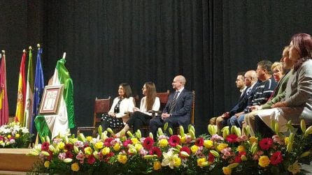 Escenario en el Acto institucional, con todos los asistentes